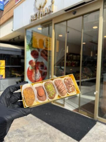 تمر مغطى بالشوكولا البلجيكي 5 قطع